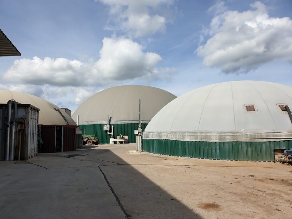 I biogasstanken omdannes lett omsettelig karbon til metan og karbondioksid. Foto: Helga Hellesø.